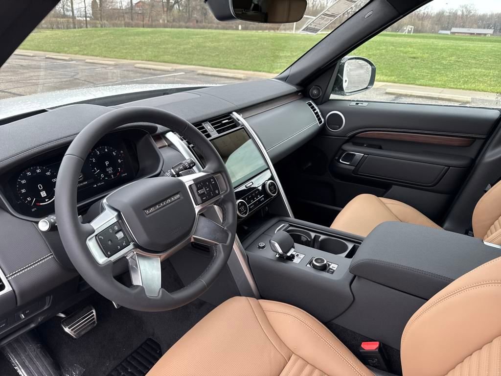 Used 2025 Land Rover Discovery Dynamic SE image 14