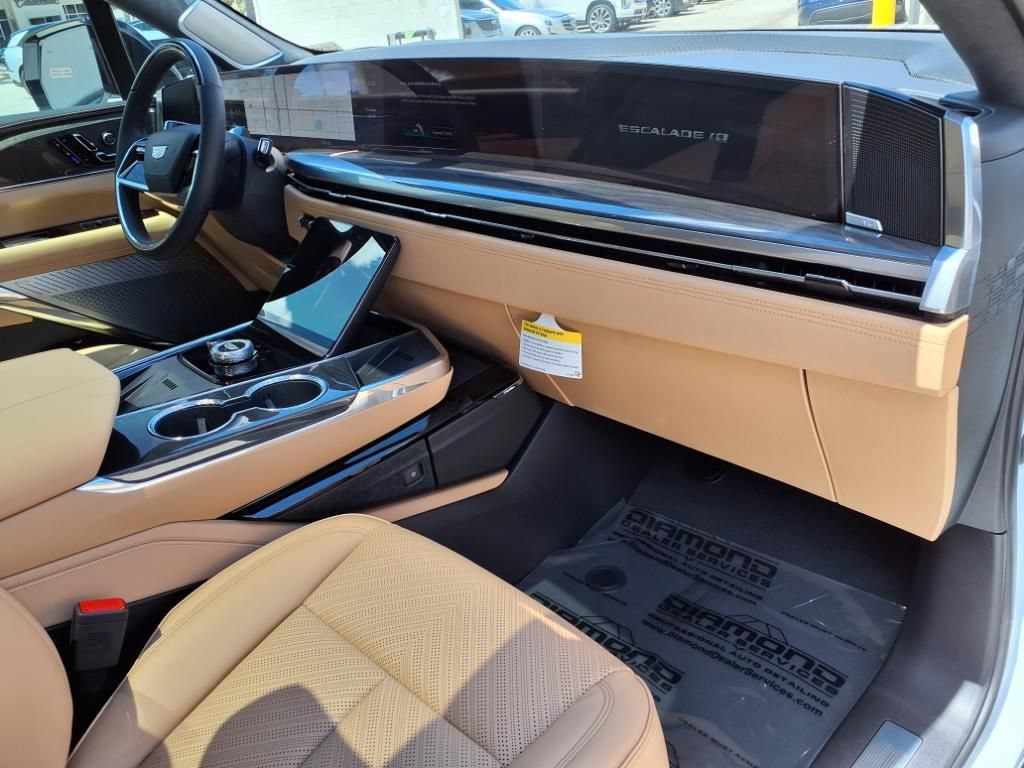 New 2026 Cadillac Escalade IQ Sport 2 w/ LPO, ONYX Package AWD/4WD image 8