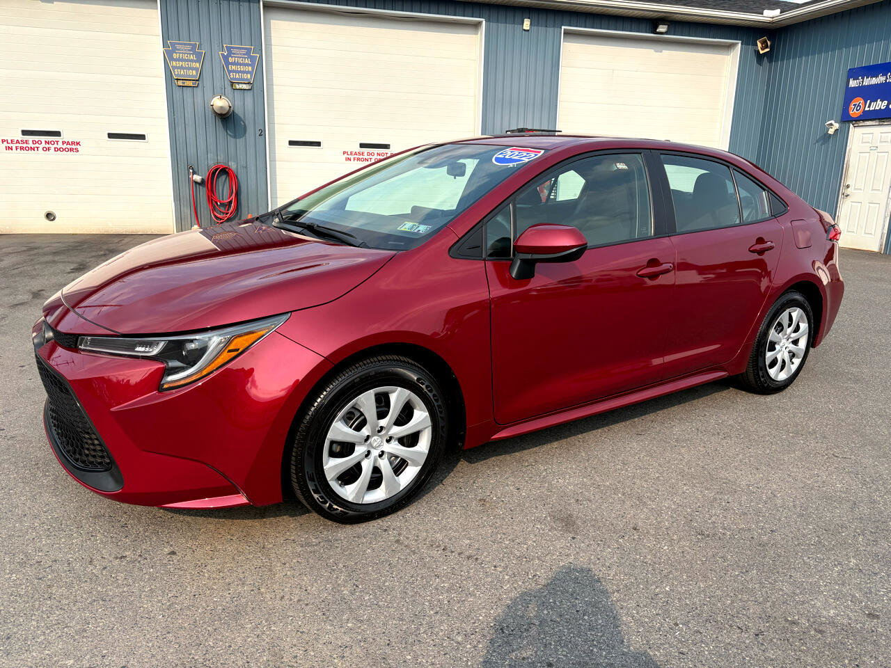 Used 2022 Toyota Corolla LE image 1