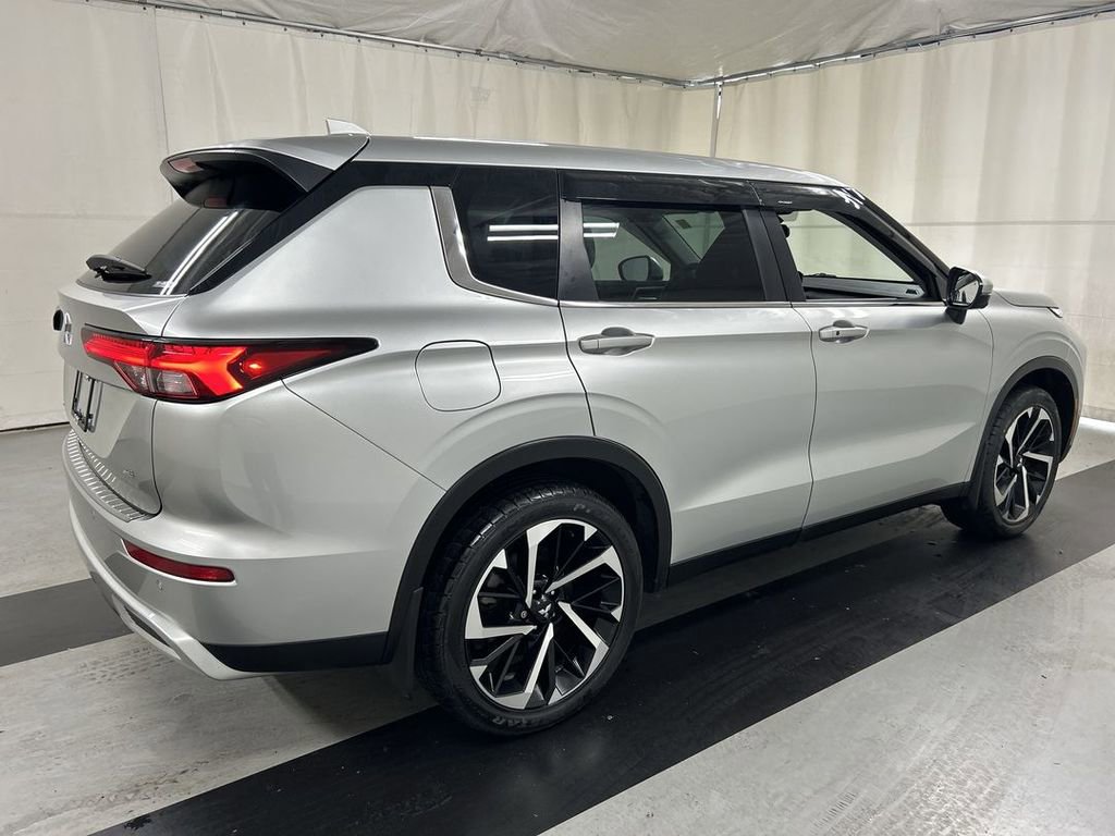 Used 2023 Mitsubishi Outlander SE AWD/4WD image 2