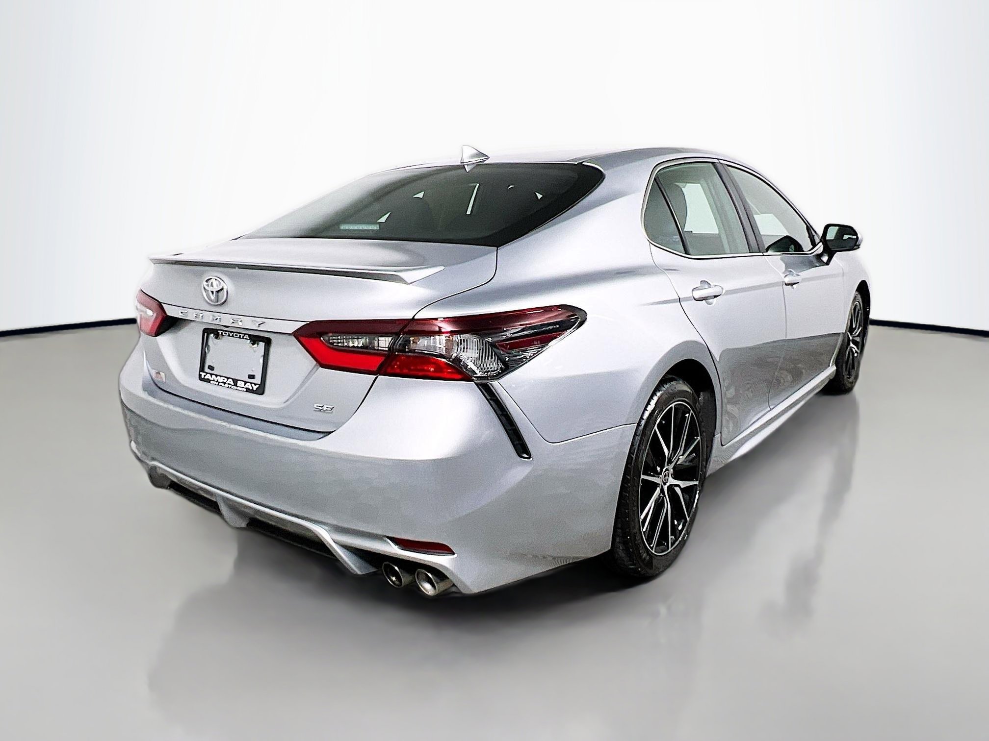 Used 2023 Toyota Camry SE image 4