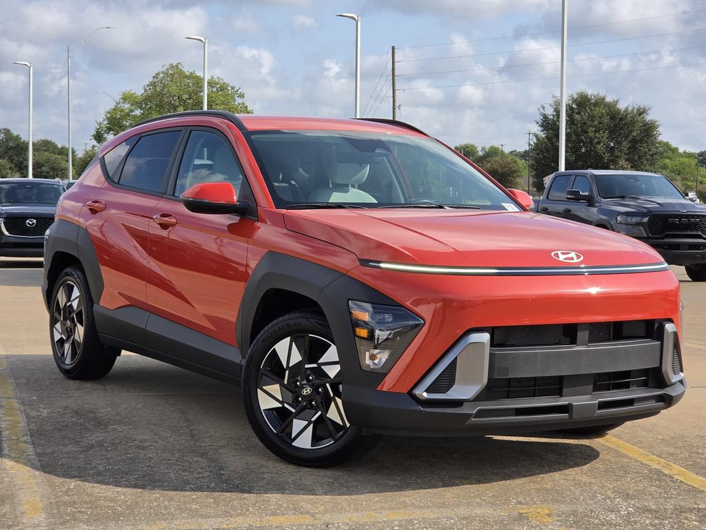 Used 2025 Hyundai Kona SEL FWD image 2