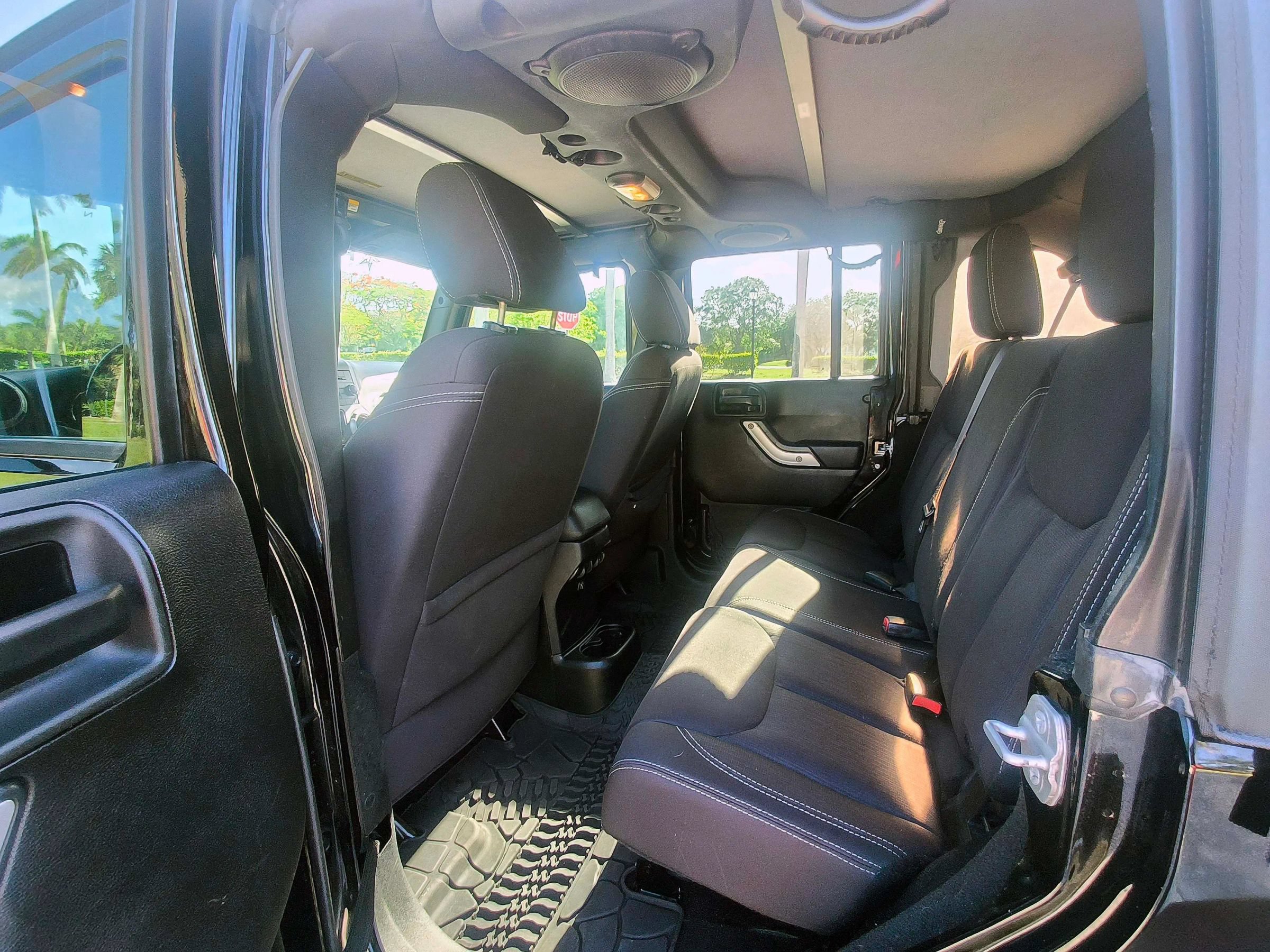 Used 2014 Jeep Wrangler Unlimited Rubicon w/ Connectivity Group AWD/4WD image 11