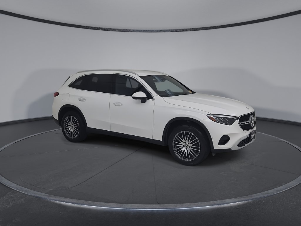 Used 2025 Mercedes-Benz GLC 300 4MATIC image 2