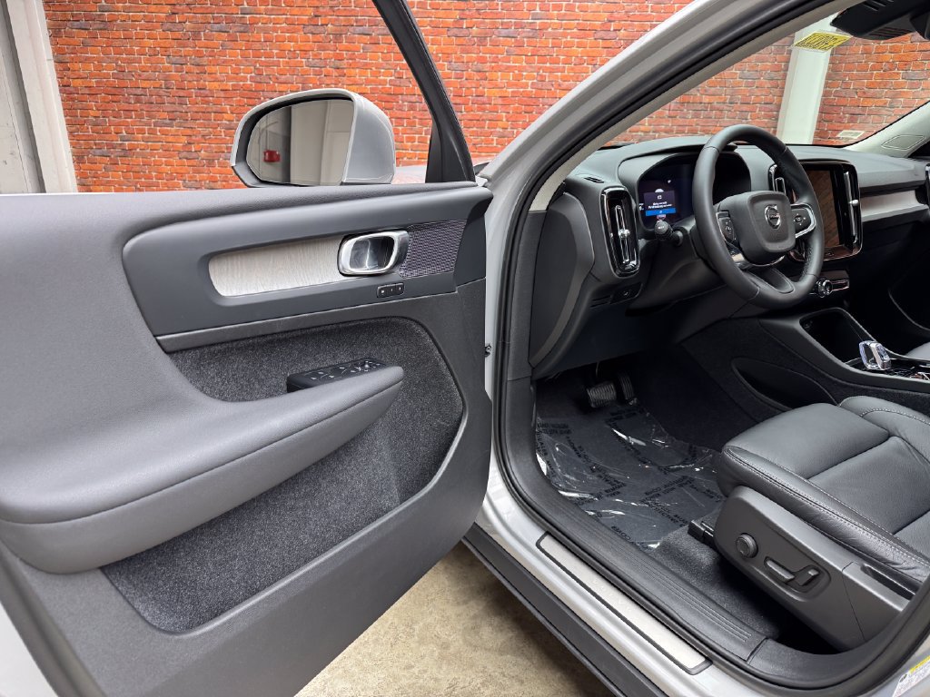 Used 2023 Volvo XC40 B5 Plus AWD/4WD image 10