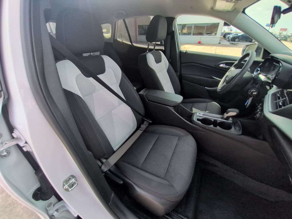 Used 2025 Chevrolet Trax LS FWD image 30