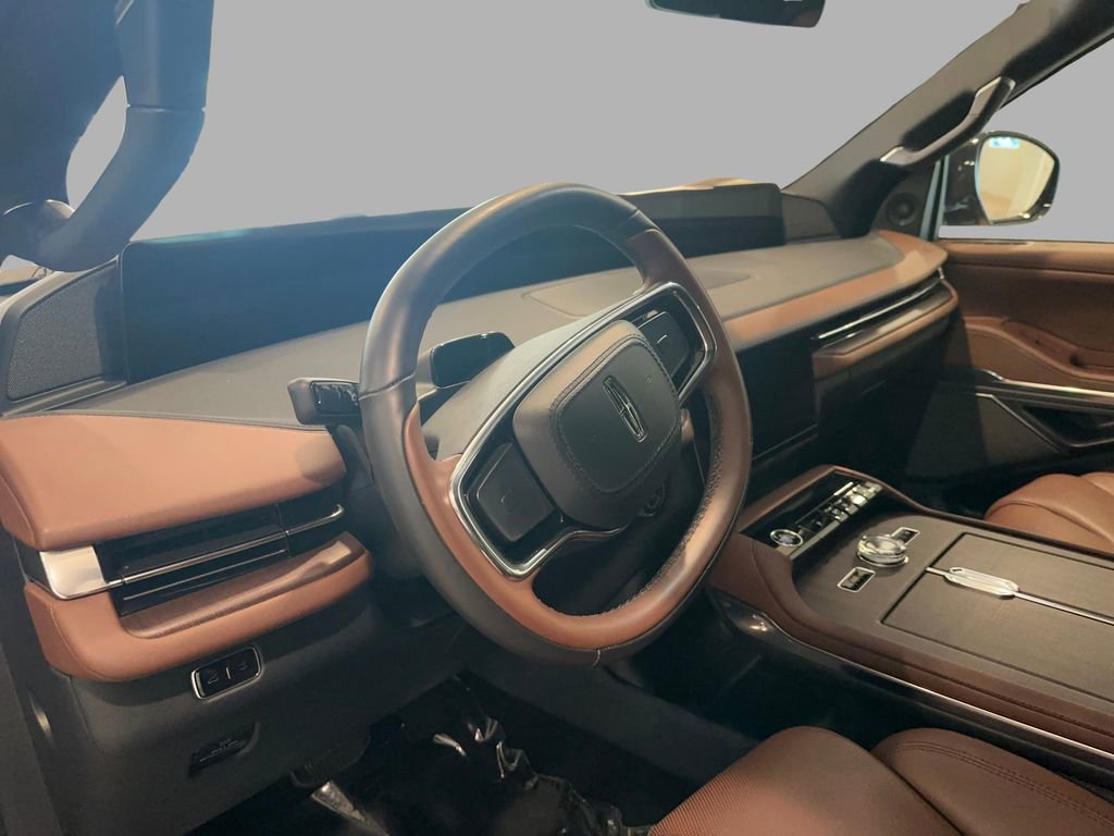 Used 2025 Lincoln Navigator Reserve image 14