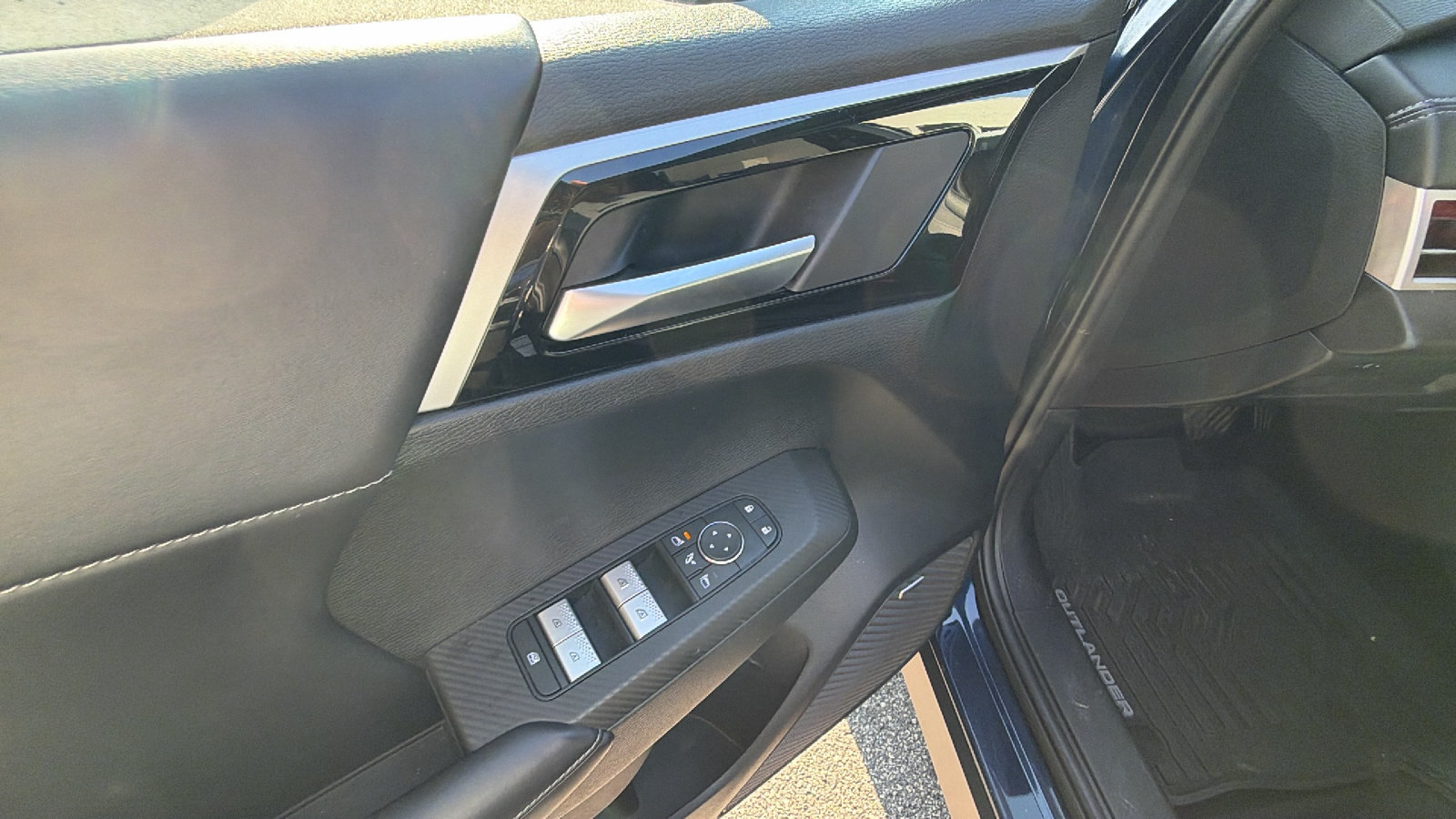 Used 2025 Mitsubishi Outlander SE FWD image 15
