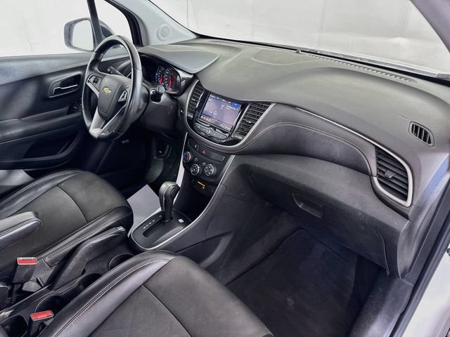 Used 2020 Chevrolet Trax LT w/ Sun & Sound Package FWD image 29
