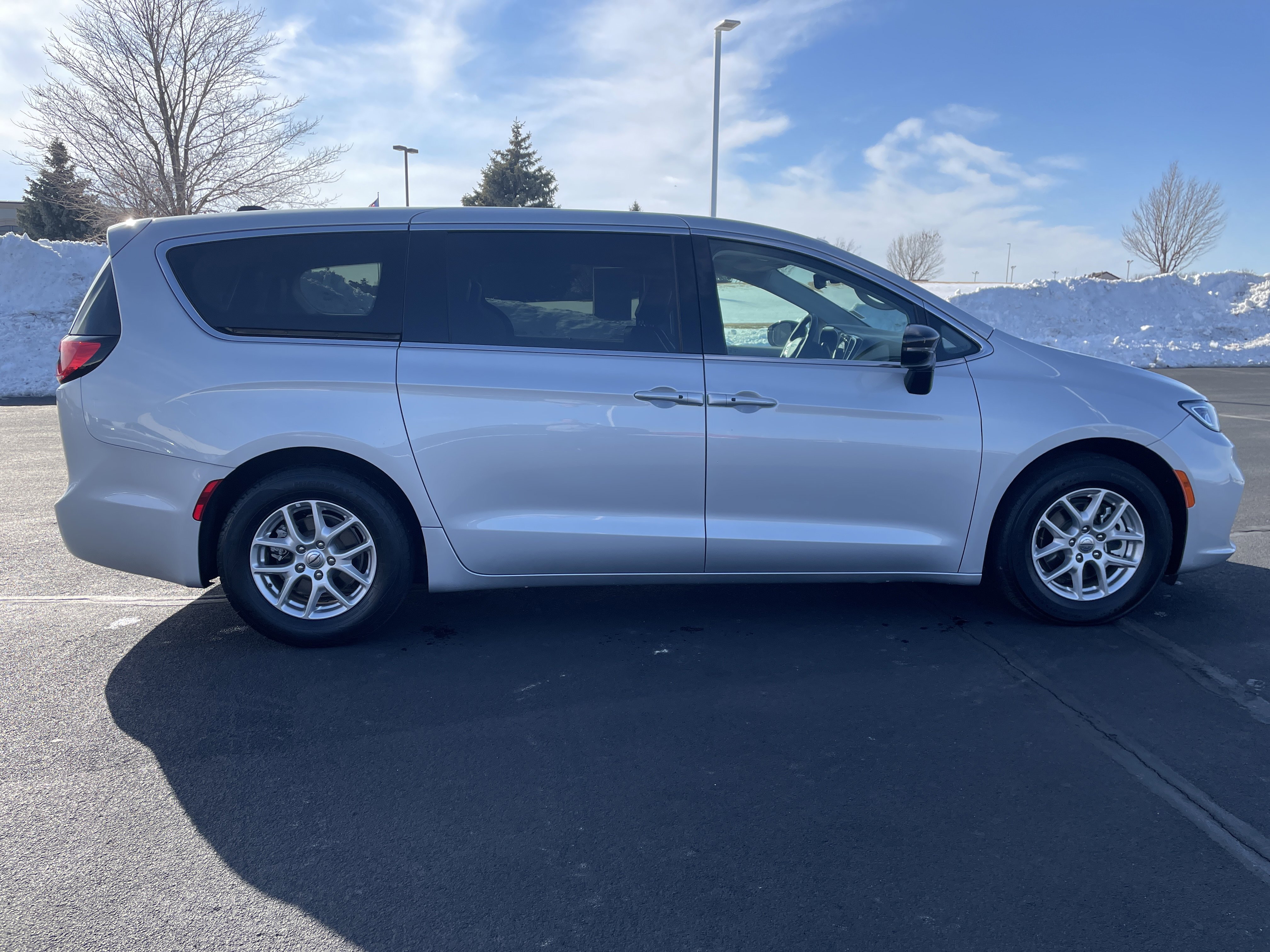 Used 2024 Chrysler Pacifica Touring-L image 6