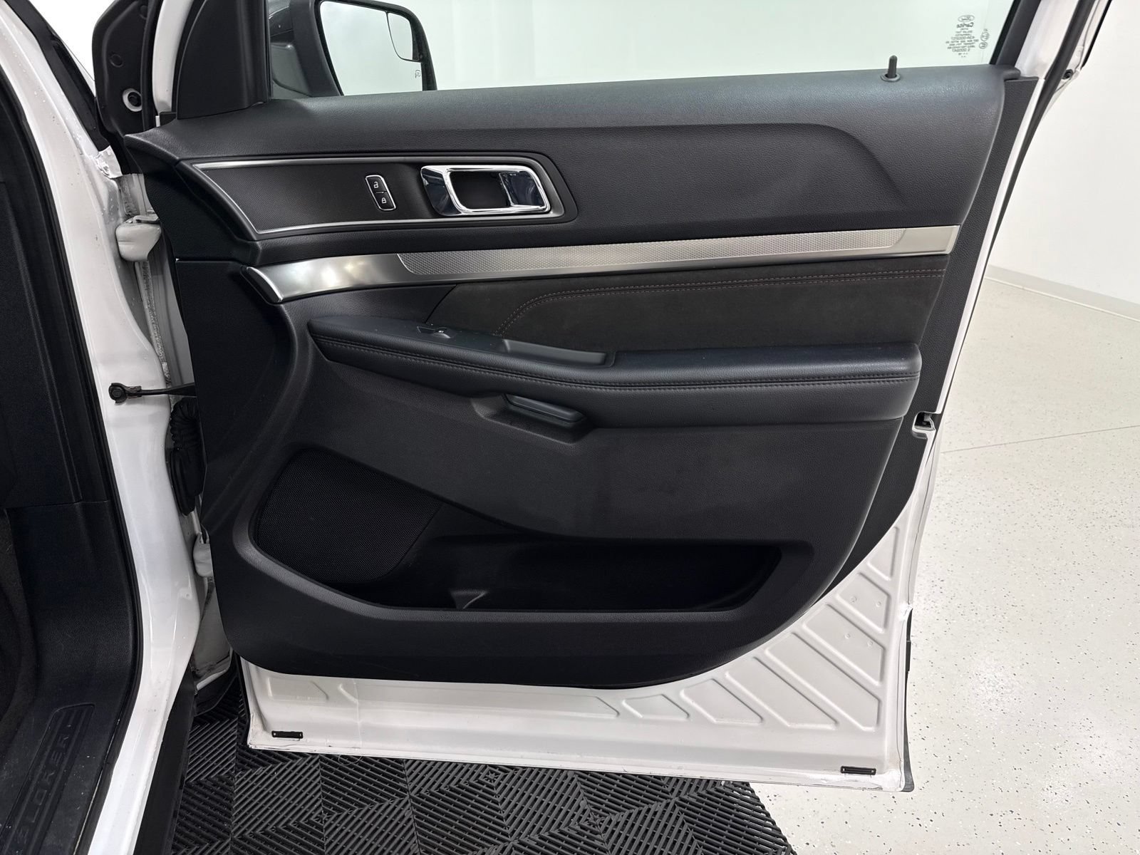 Used 2018 Ford Explorer XLT w/ Equipment Group 202A FWD image 30