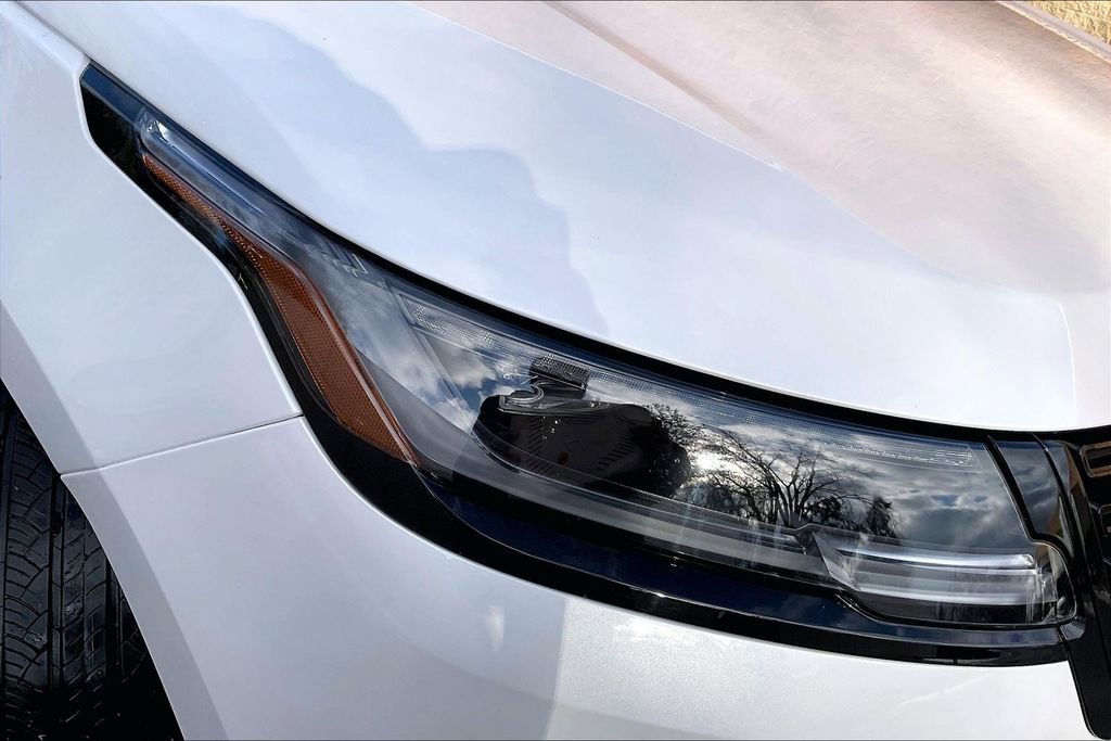 Certified 2025 Land Rover Range Rover Velar Dynamic SE image 32