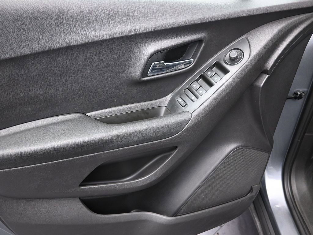 Used 2020 Chevrolet Trax LS image 12