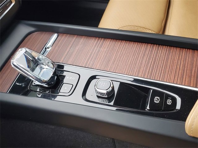 Certified 2023 Volvo XC60 B5 Ultimate w/ Climate Package image 25