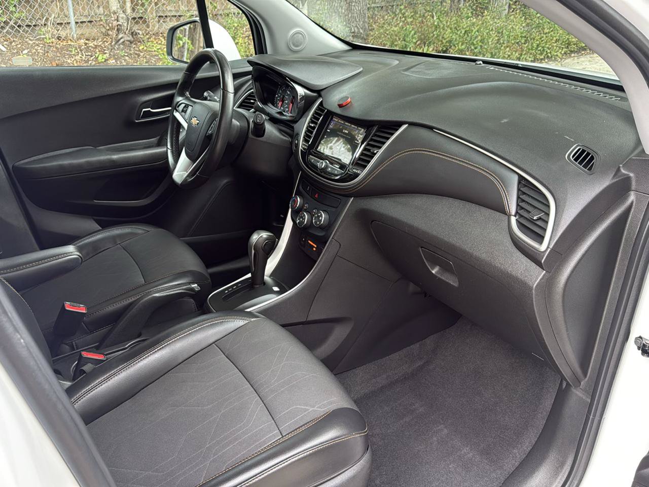 Used 2019 Chevrolet Trax LT w/ LT Convenience Package AWD/4WD image 38