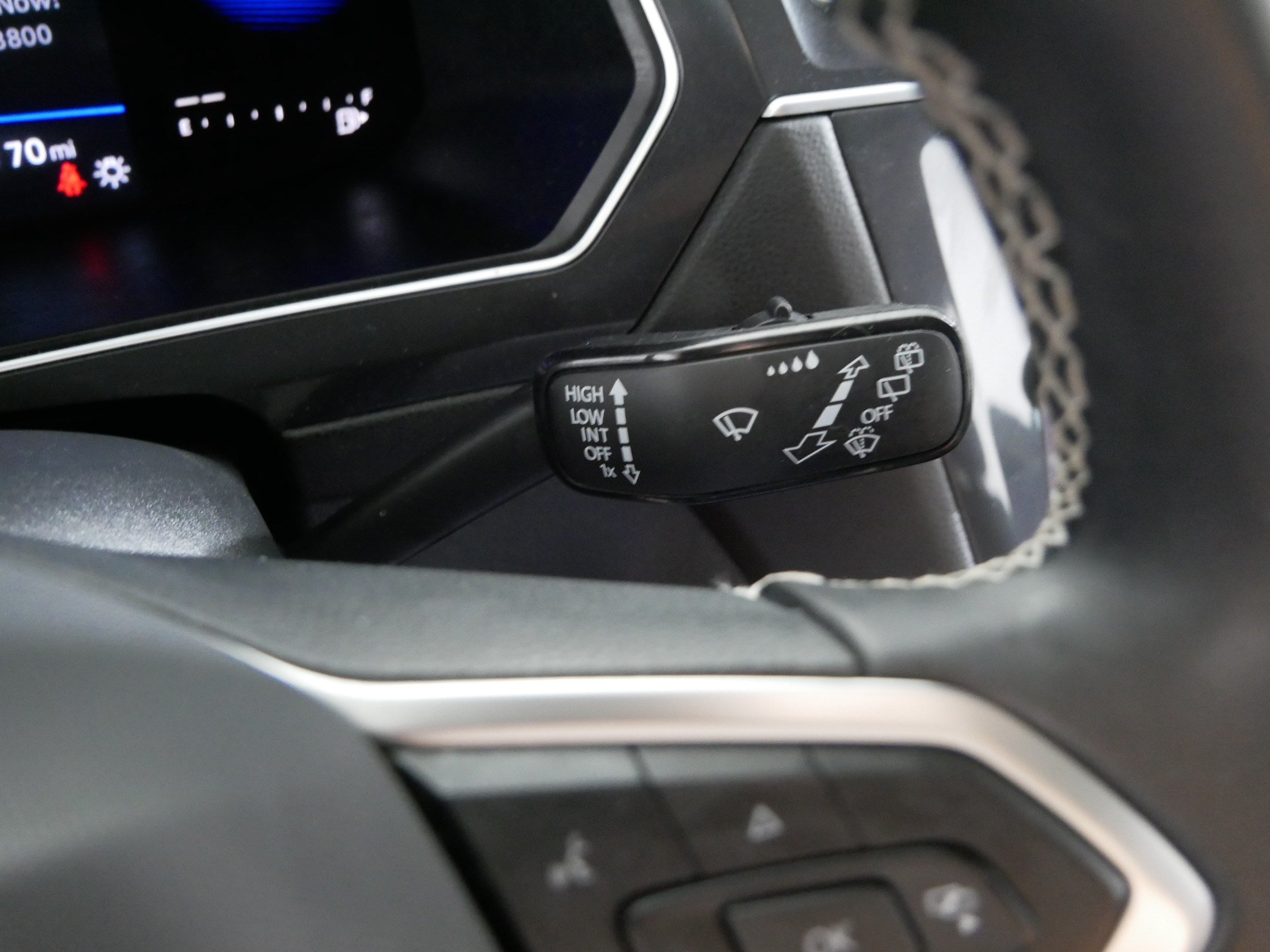 Used 2022 Volkswagen Tiguan SE AWD/4WD image 32