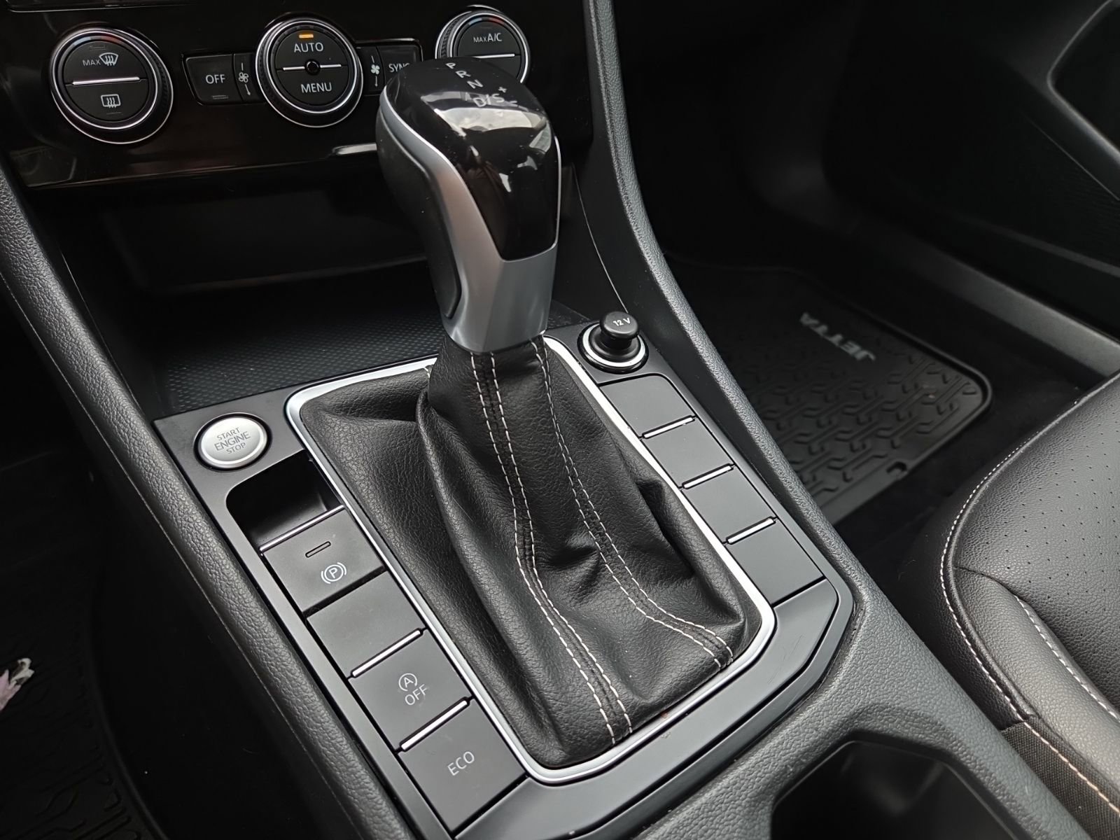 Certified 2022 Volkswagen Jetta SE FWD image 29