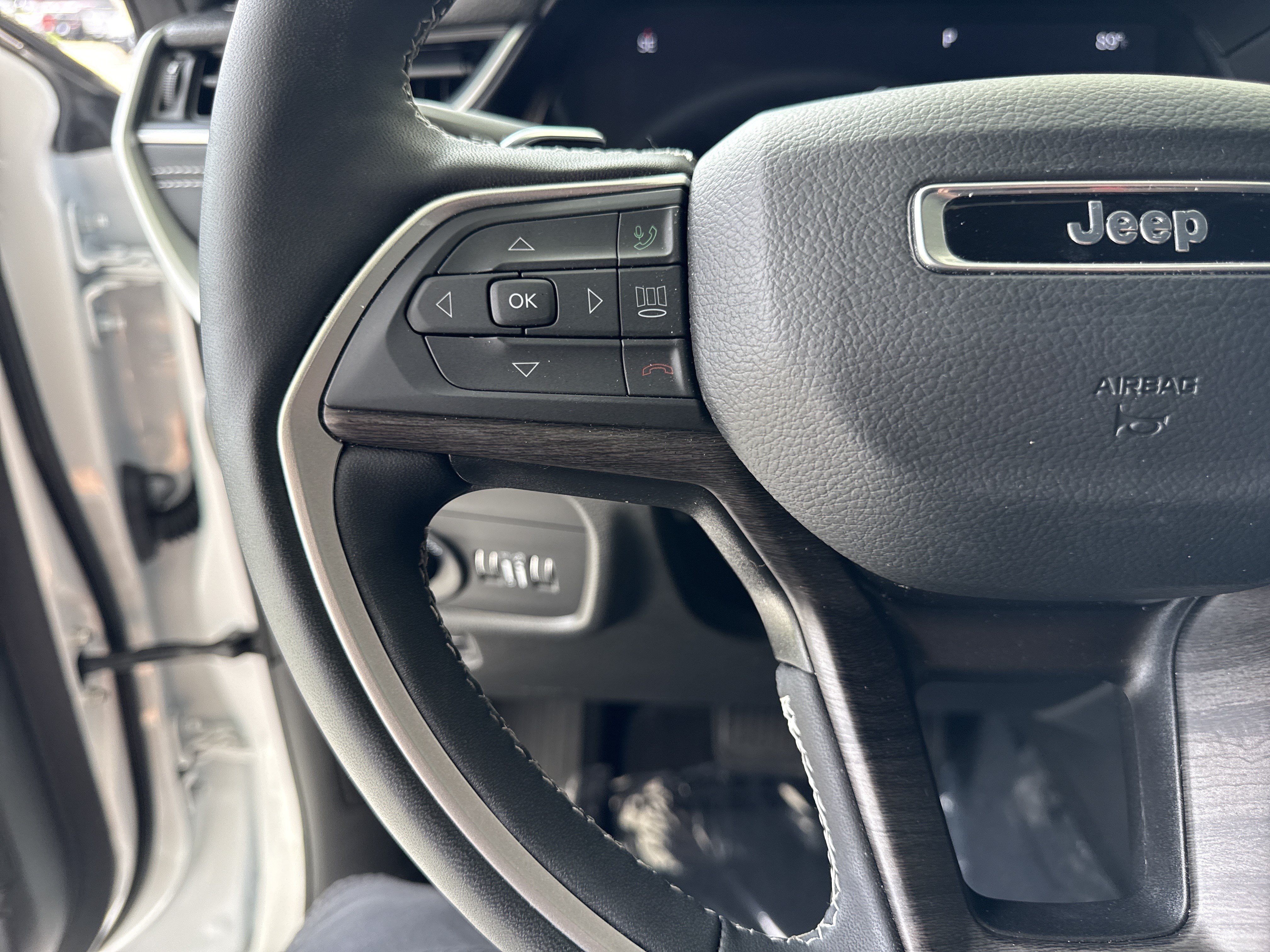Used 2025 Jeep Grand Cherokee Limited AWD/4WD image 18