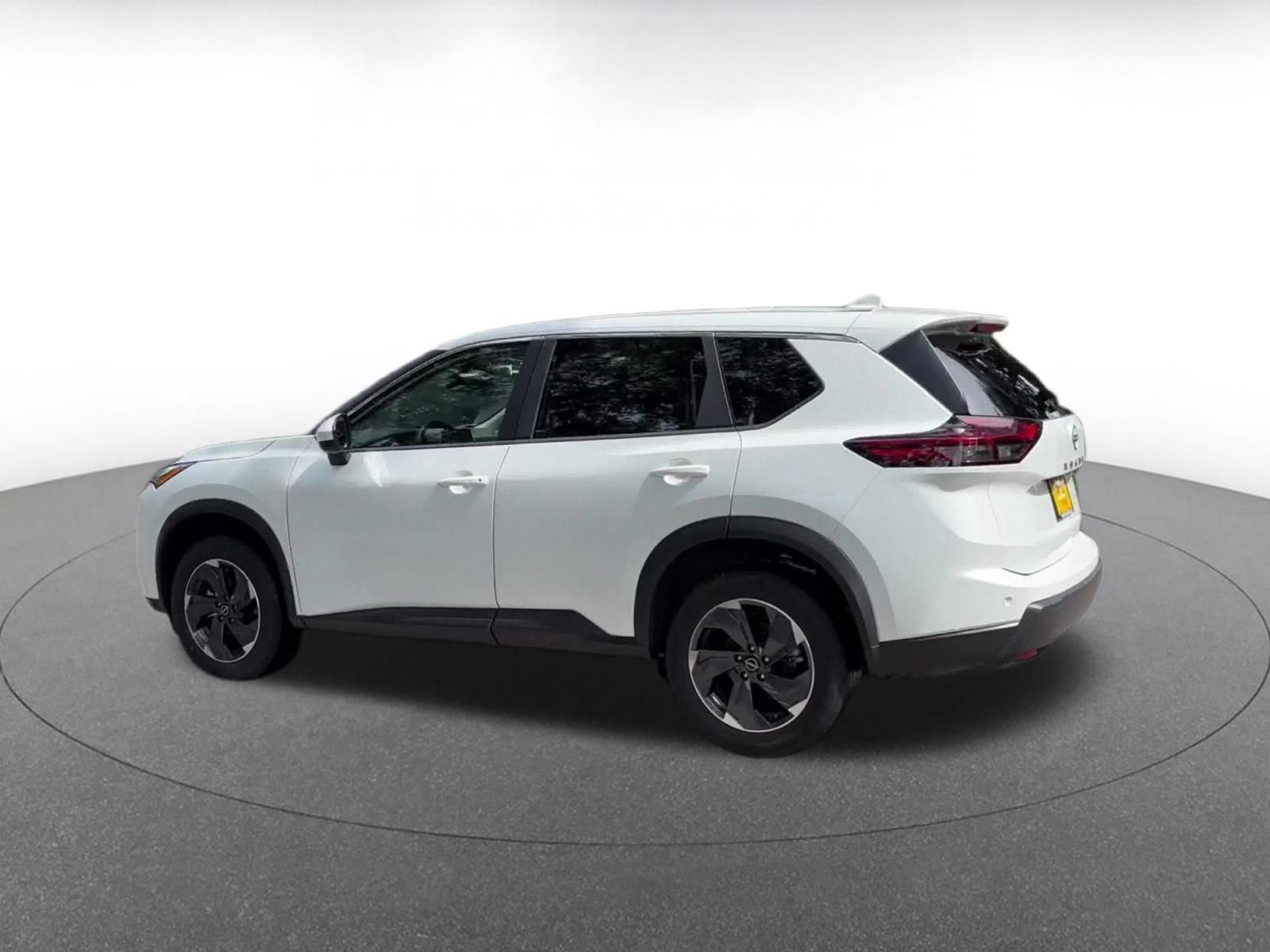 Used 2025 Nissan Rogue SV FWD image 9