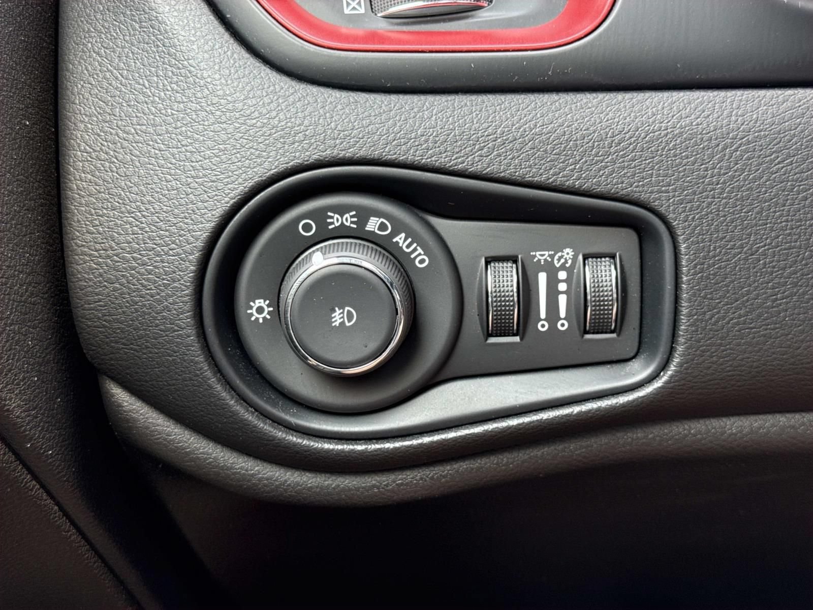 Used 2023 Jeep Renegade Trailhawk AWD/4WD image 19