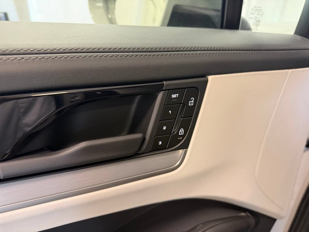 Certified 2026 Porsche Cayenne E-Hybrid AWD/4WD image 9