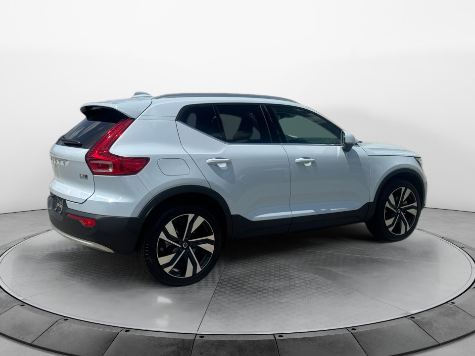 Certified 2025 Volvo XC40 B5 Ultra AWD/4WD image 7