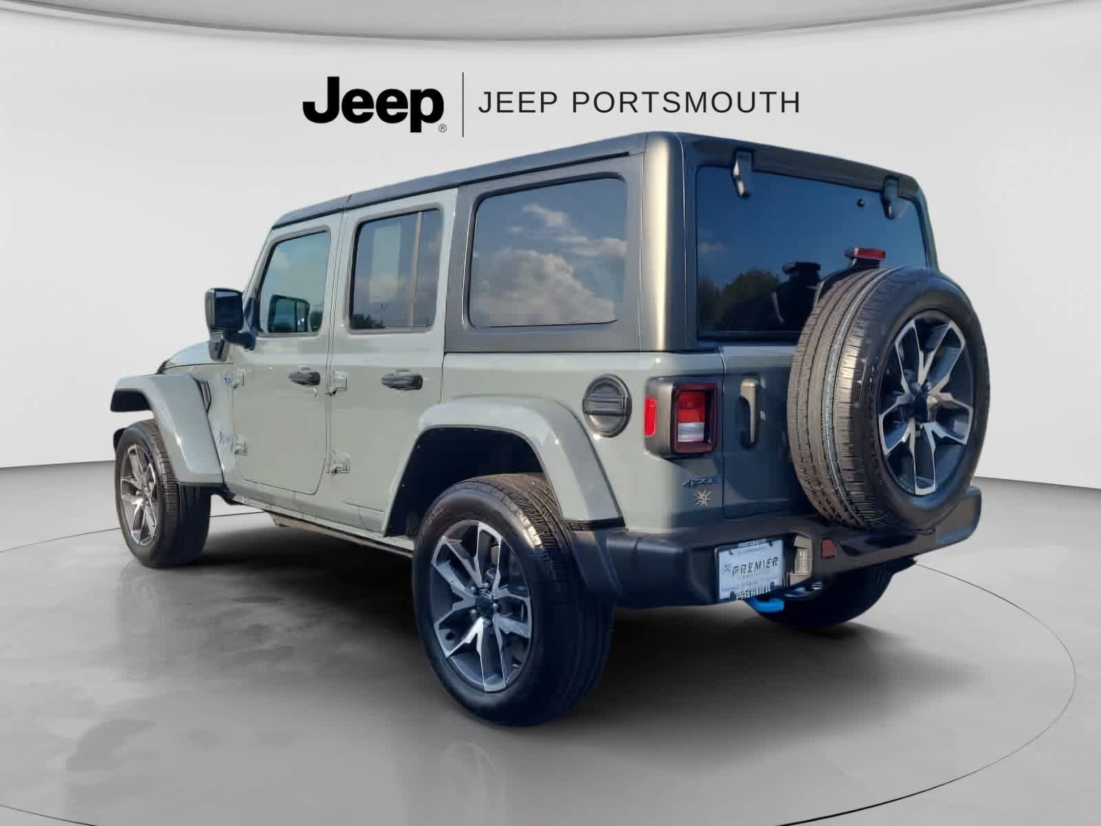 Used 2024 Jeep Wrangler Unlimited w/ Convenience Group AWD/4WD image 4