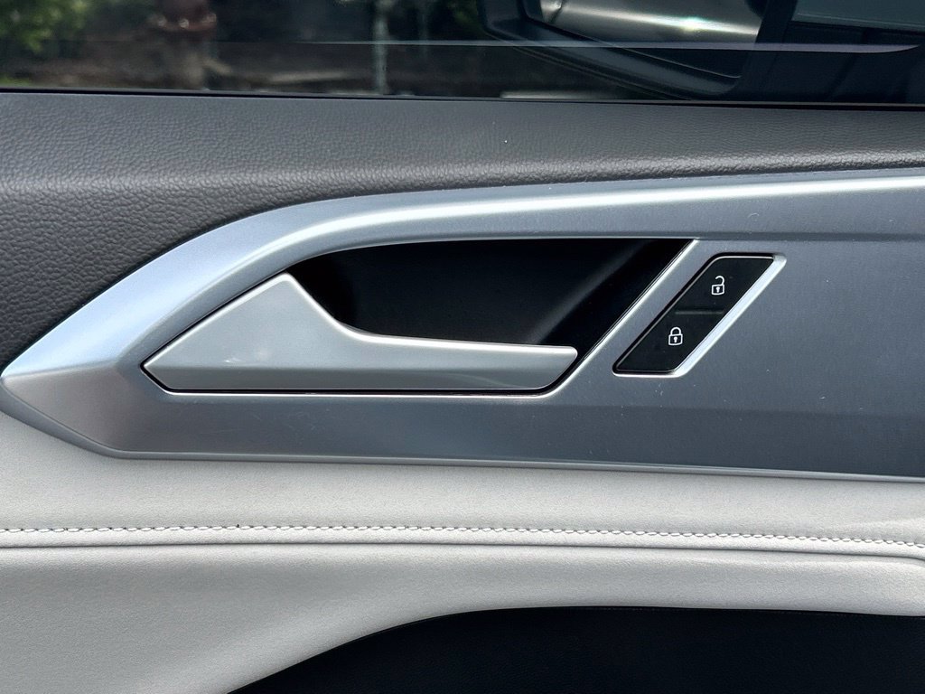 Certified 2025 Volkswagen Taos SE w/ Panoramic Sunroof Package FWD image 18