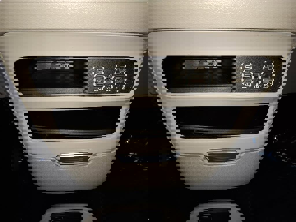 Used 2024 Chrysler Pacifica Touring-L image 33