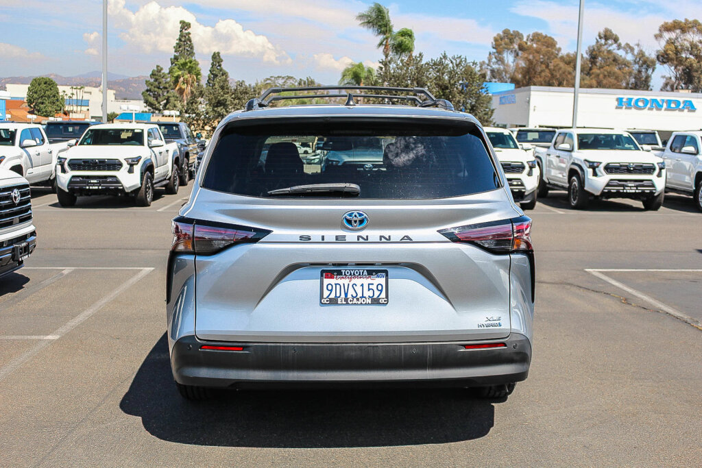 Certified 2023 Toyota Sienna XLE FWD image 27