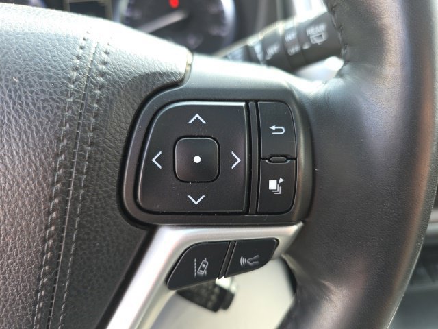 Used 2019 Toyota Highlander XLE AWD/4WD image 11