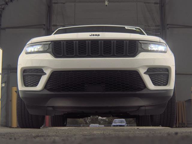 Used 2023 Jeep Grand Cherokee Altitude image 1