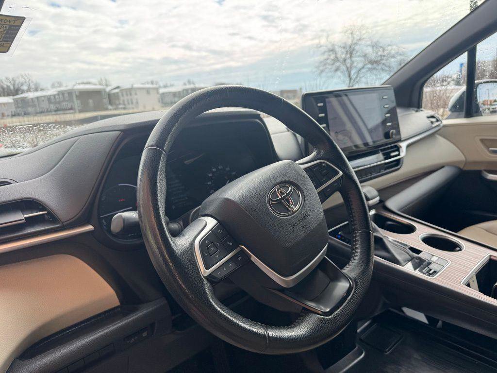 Used 2022 Toyota Sienna XLE image 7