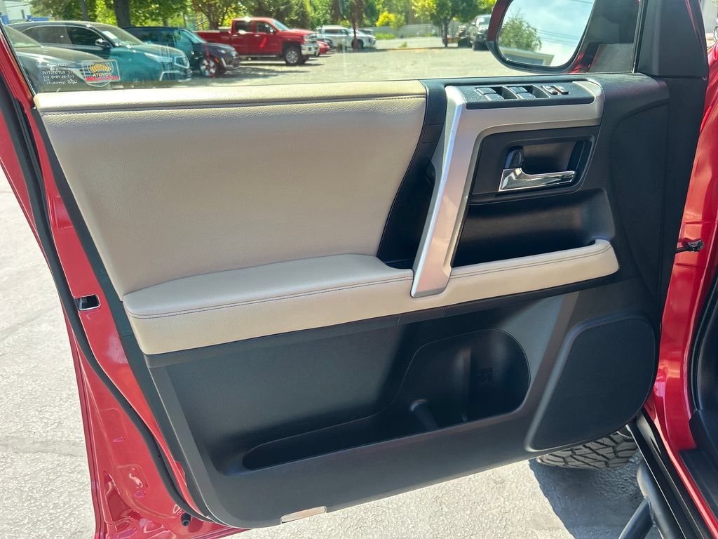 Used 2016 Toyota 4Runner SR5 AWD/4WD image 11