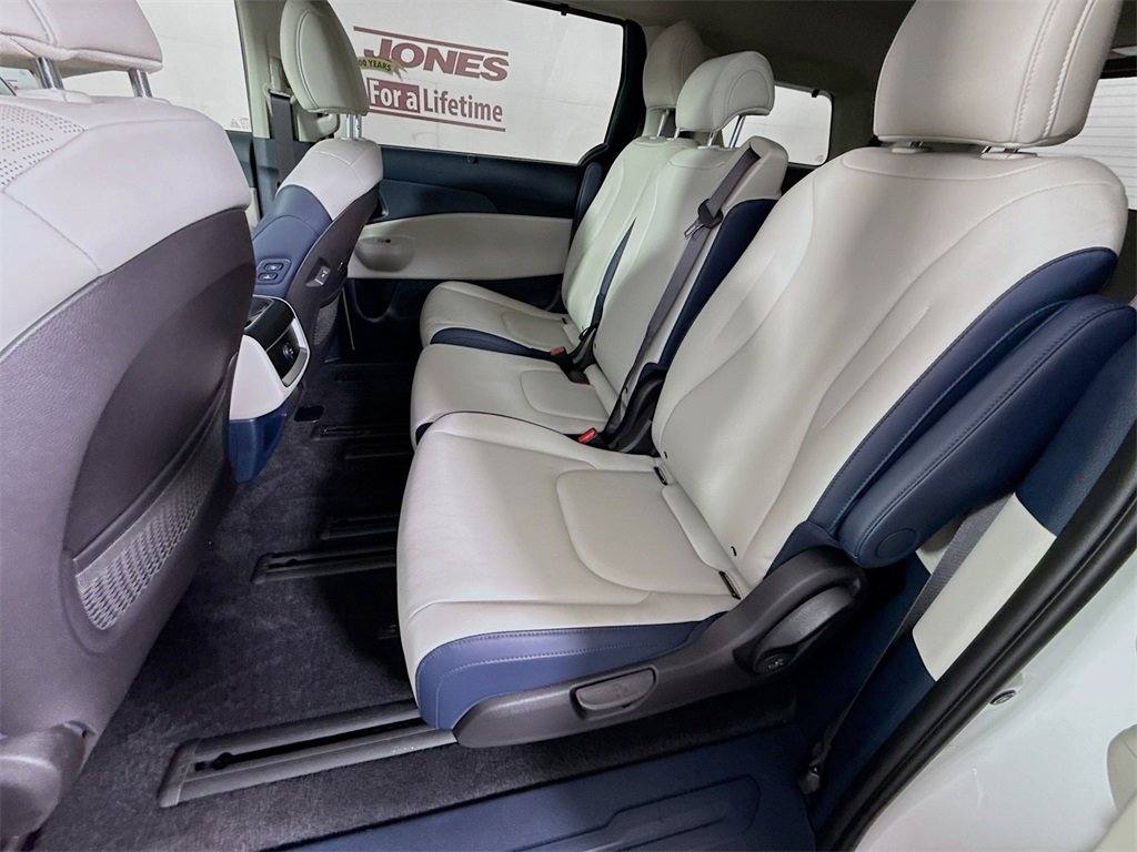 Used 2026 Kia Carnival EX image 28