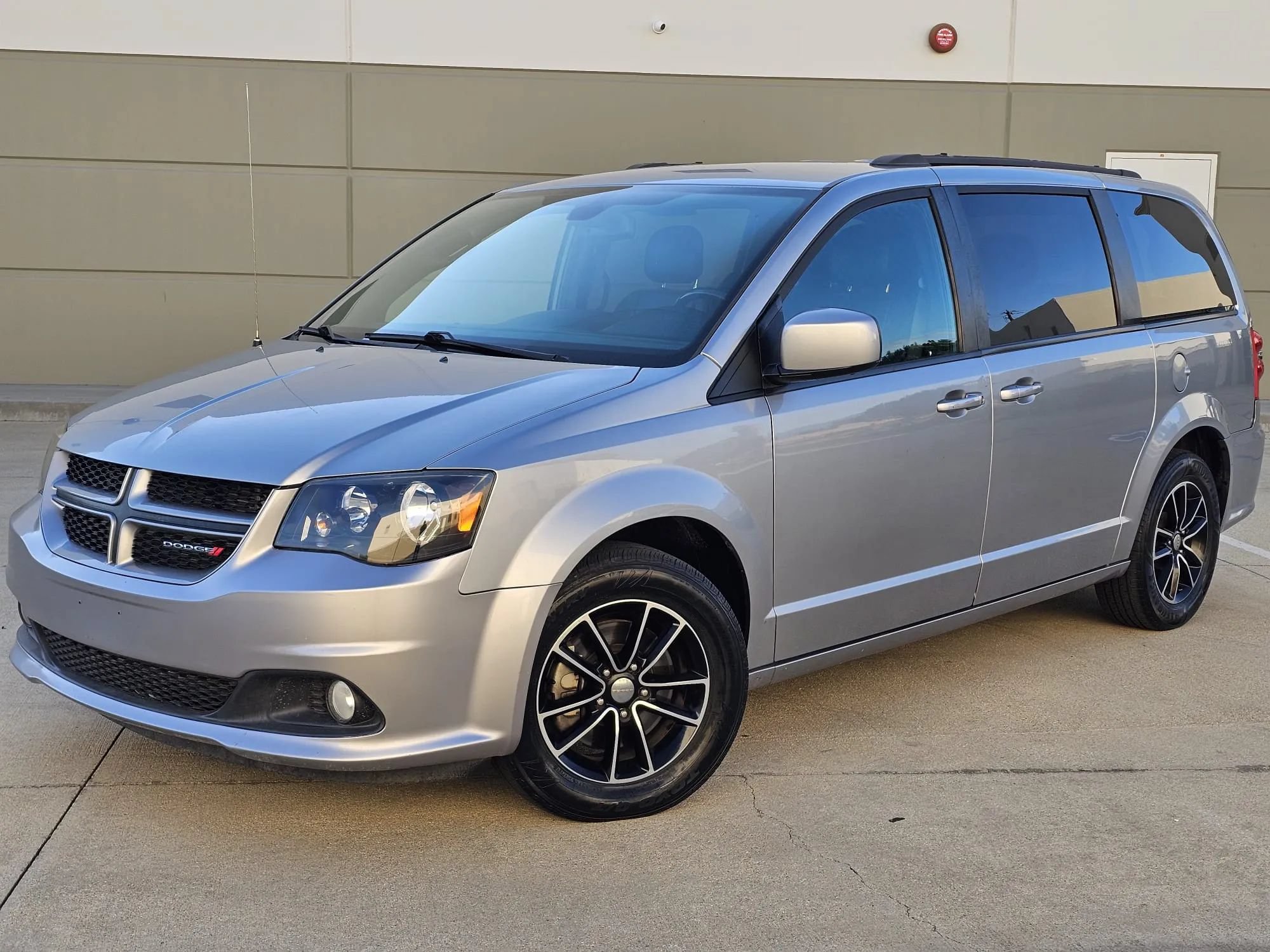 Used 2019 Dodge Grand Caravan GT FWD image 2