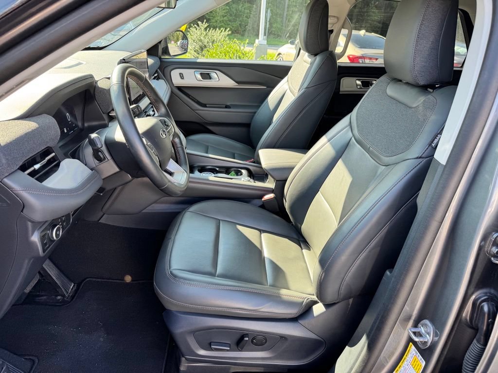 Used 2025 Ford Explorer Active w/ Active Comfort Package RWD image 18