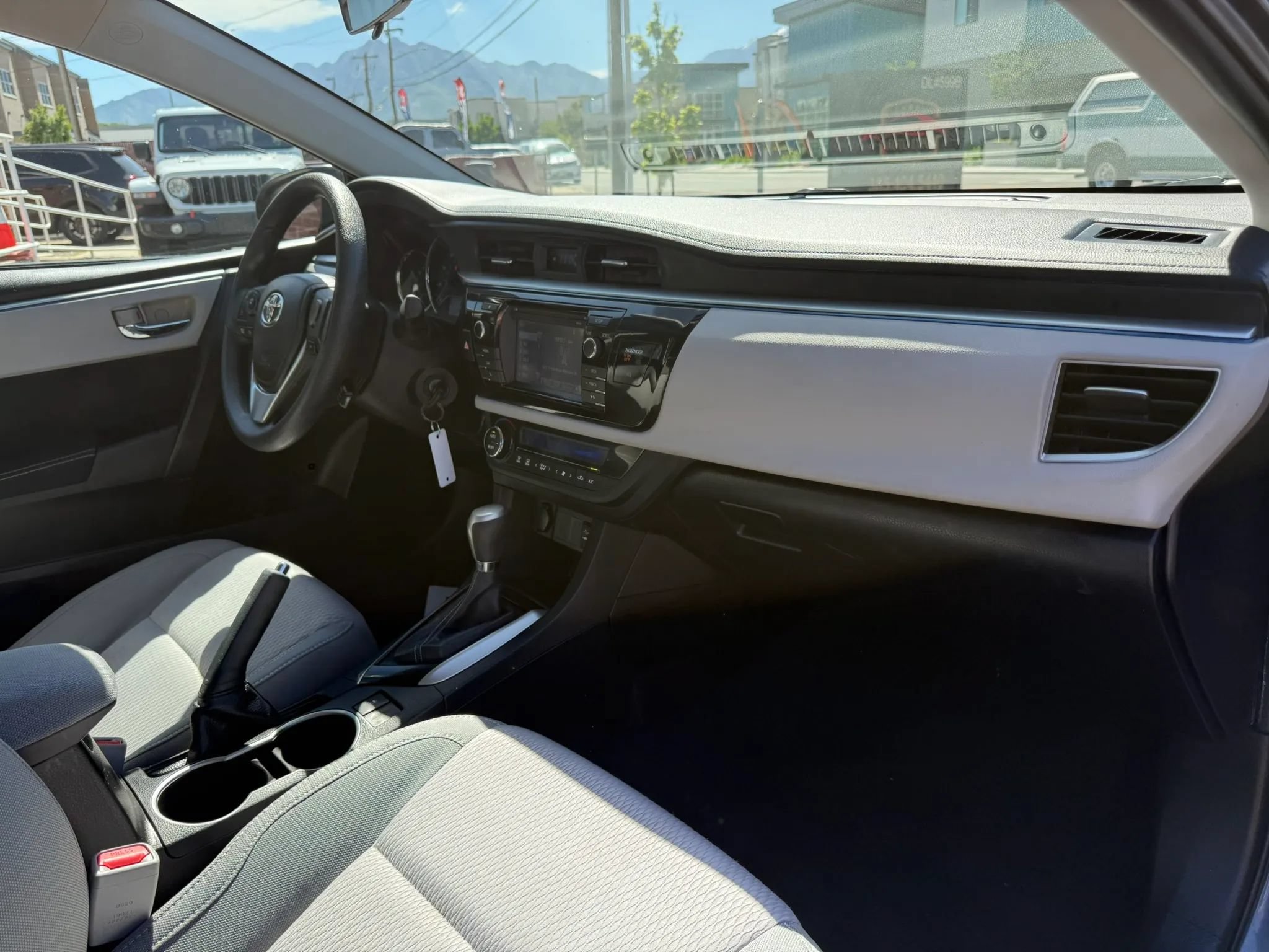 Used 2015 Toyota Corolla LE FWD image 14