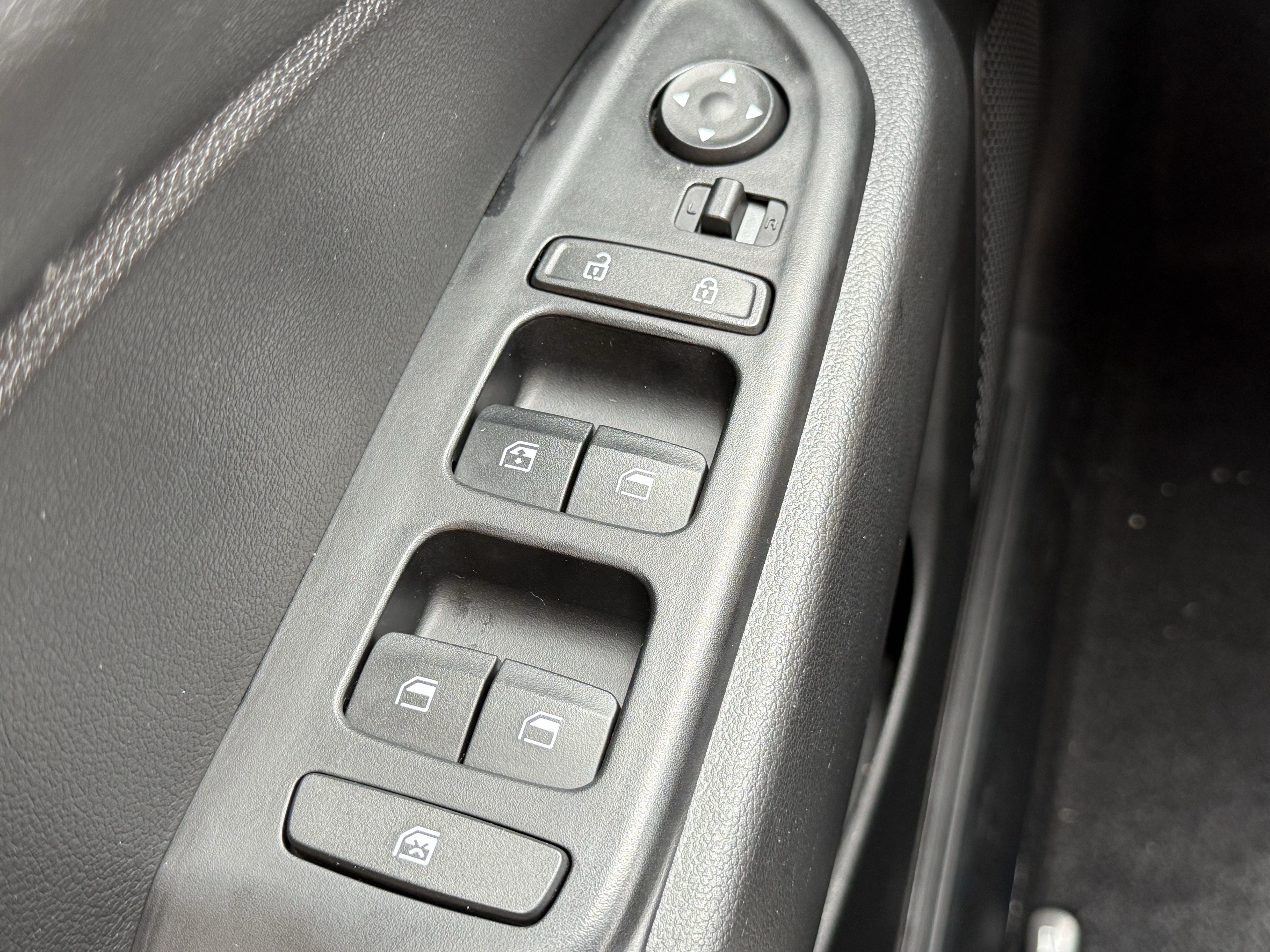 Used 2024 Hyundai Venue Limited FWD image 37