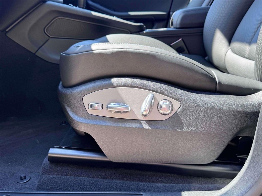 Certified 2025 Porsche Macan AWD/4WD image 14