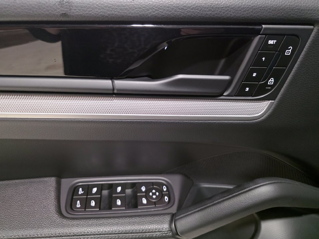 Used 2024 Porsche Cayenne w/ Premium Package AWD/4WD image 23