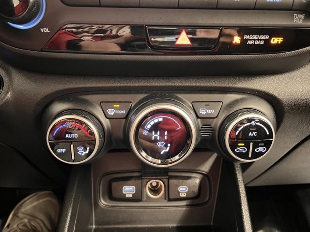 Used 2025 Hyundai Venue SEL image 21