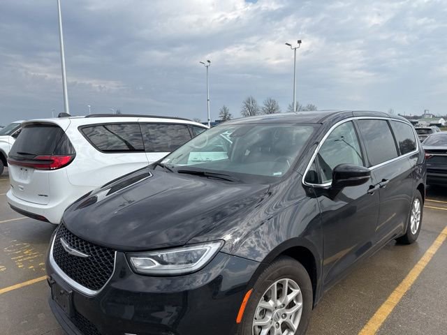 Used 2024 Chrysler Pacifica Touring-L image 37