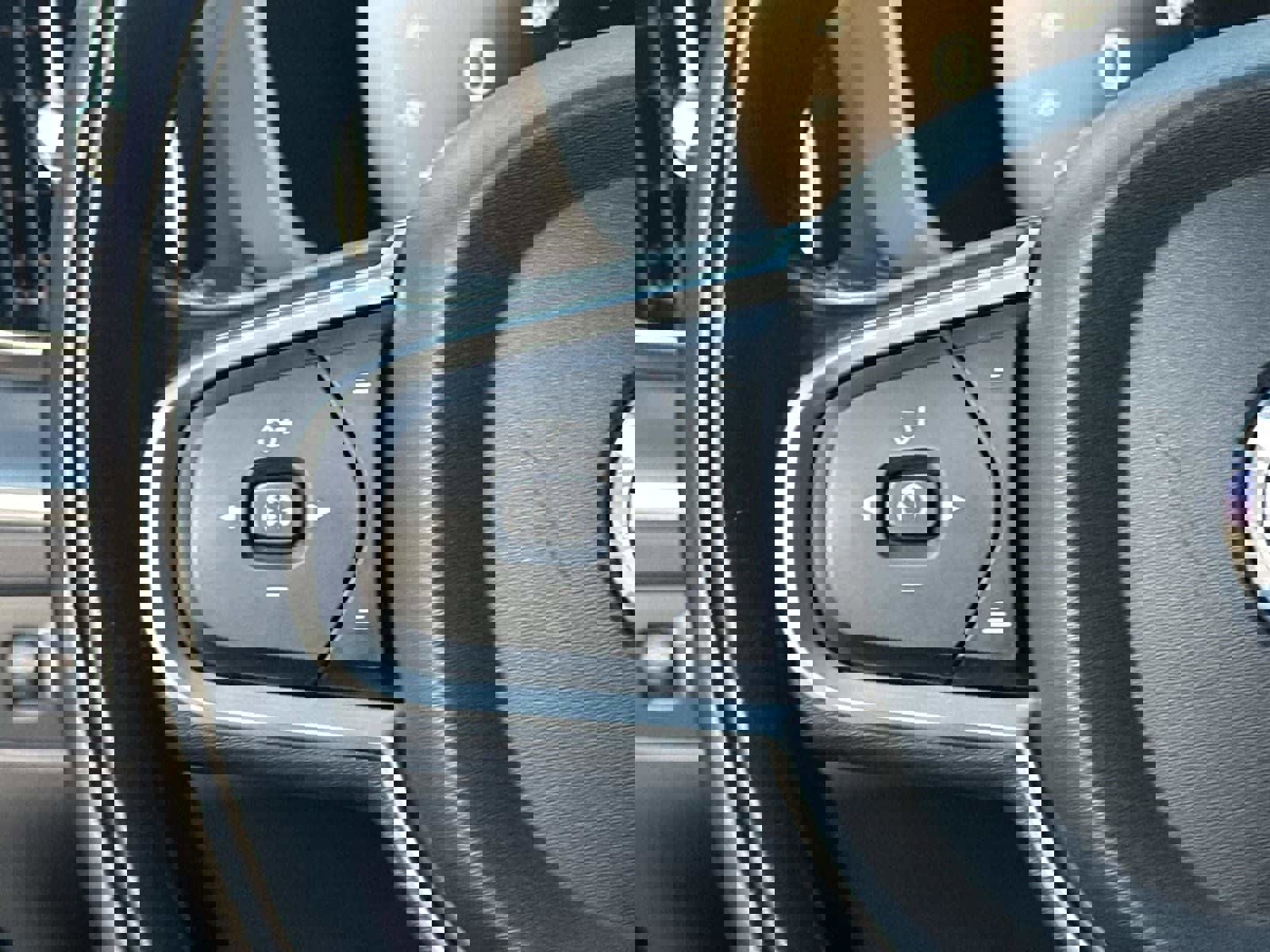 Used 2018 Volvo XC60 T5 Momentum w/ Convenience Package image 25