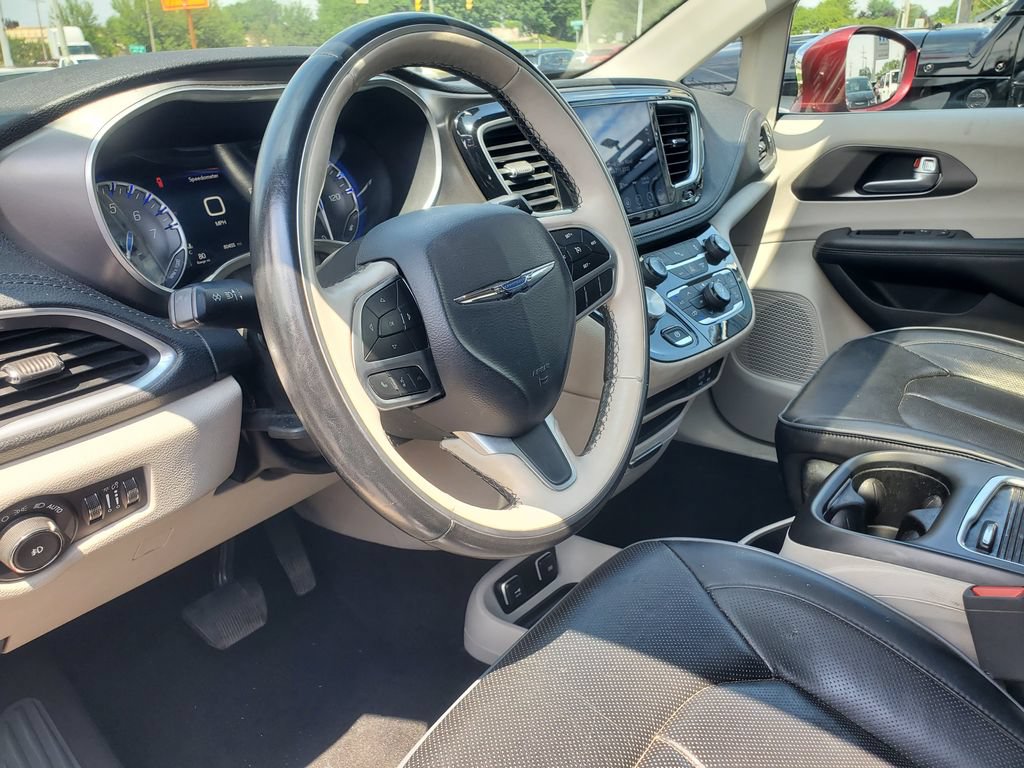 Used 2018 Chrysler Pacifica Limited FWD image 12