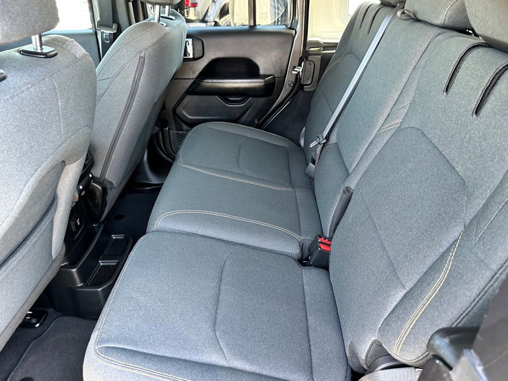 Used 2025 Jeep Wrangler Unlimited Sahara image 12