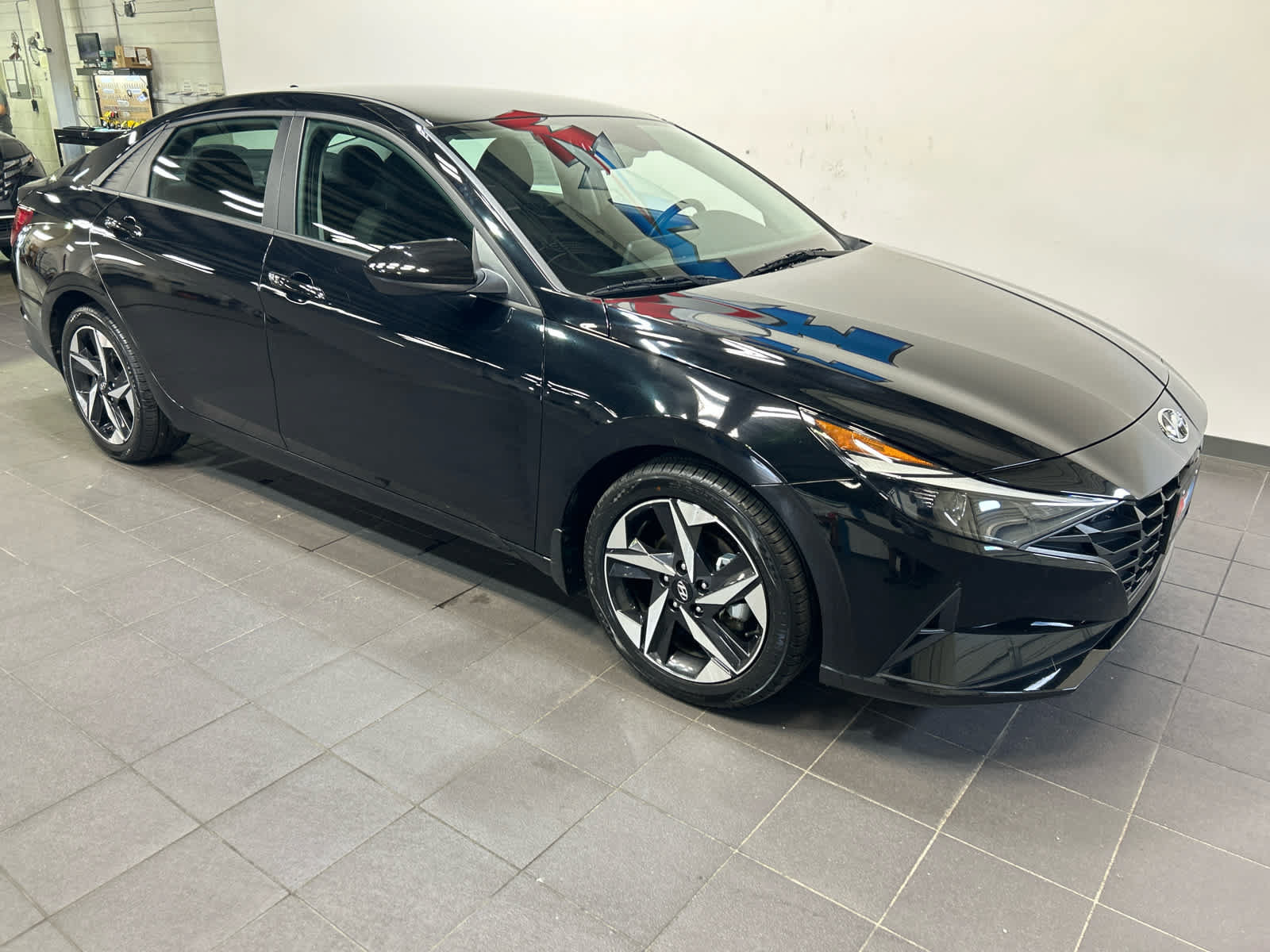 Used 2023 Hyundai Elantra SEL w/ Convenience Package FWD image 2