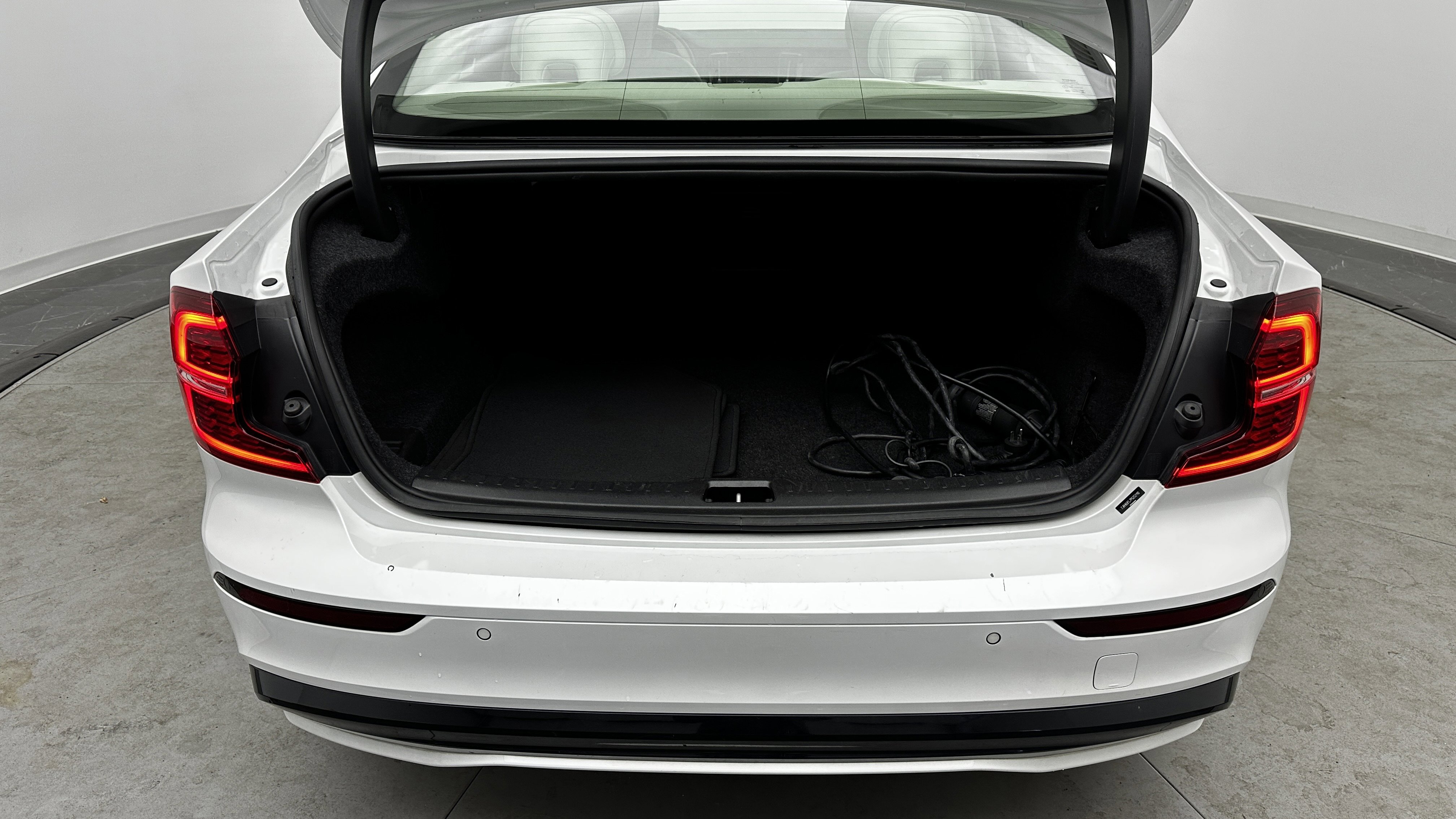 Used 2023 Volvo S60 T8 Plus image 31