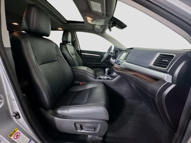 Used 2017 Toyota Highlander XLE w/ Carpet Mat Package AWD/4WD image 30