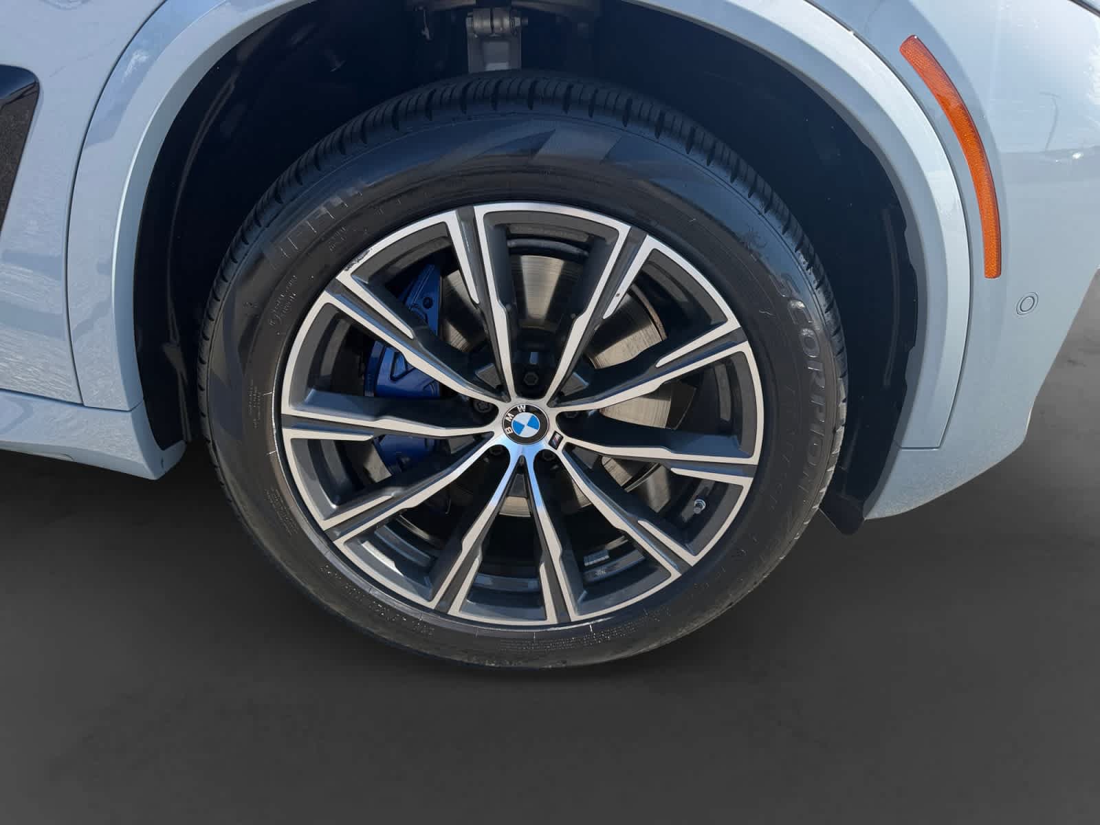 Used 2025 BMW X5 xDrive40i w/ M Sport Package AWD/4WD image 9
